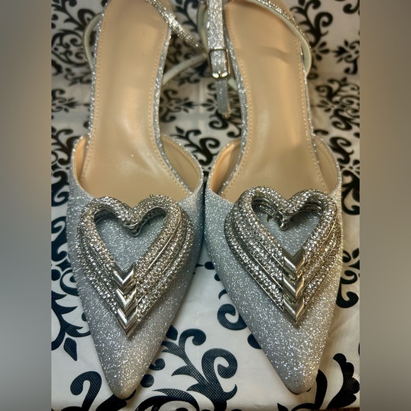 NWOT Rhinestone Stiletto Heel with Three Hearts - Picture 4 of 13